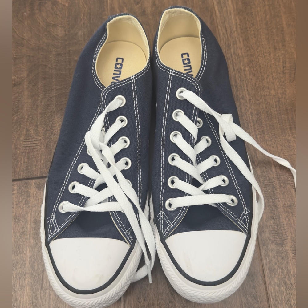 Converse Navy Lace Up Sneakers. Size 8.